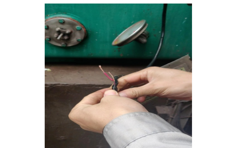 压力变送器压力低低报警，现场就地压力表正常维修处理